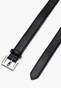 Zwarte leren riem met een gladde textuur, voorzien van een zilveren metalen gesp en meerdere verstelgaten langs de lengte.