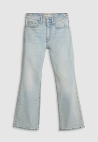 Vaqueros de pierna ancha de mezclilla azul claro con corte recto, diseño de cinco bolsillos y cierre de botón. Presentan una textura suave y un desvanecimiento sutil.