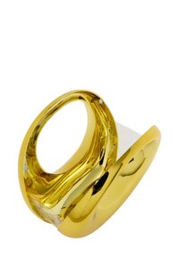 Blank, metallisk guld vase med et snoet, moderne design og en åben cirkulær udskæring. Har en glat overflade og reflekterende finish.
