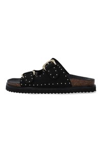 Zwarte suède slip-on sandaal met twee verstelbare gespen, een gestikte afwerking en een gestructureerde kurken voetbed met een geribbelde rubberen zool.
