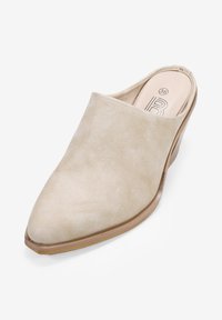 Mule de ante beige con punta afilada y tacón bajo en cuña. Textura suave y detalle de costura en los bordes. Talla 36 marcada en el interior.