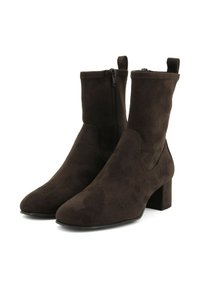 Stivaletti in suede marrone con tacco a blocco, dotati di zip laterale, texture liscia e design aderente per un look elegante.