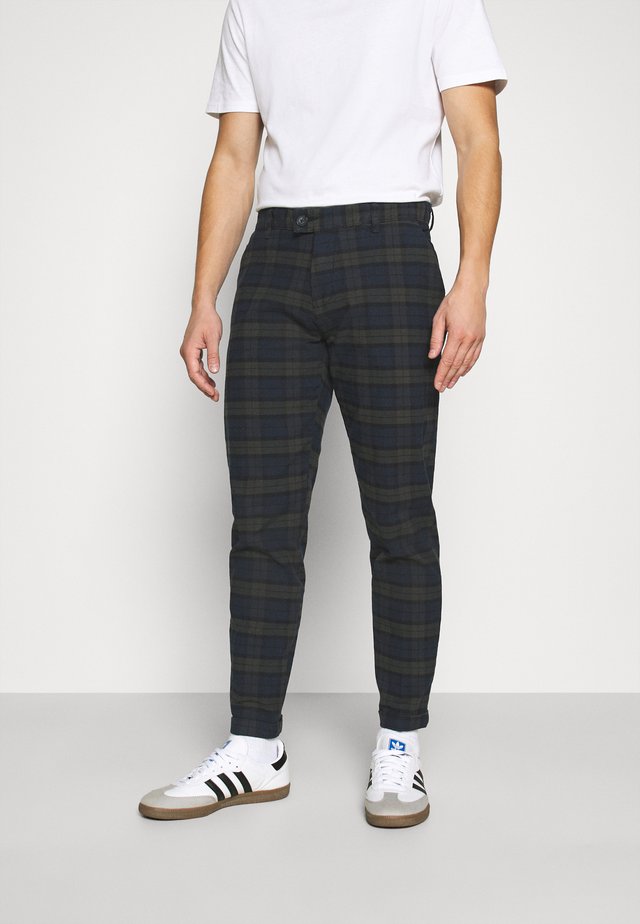 ERCAN CROPPED PANTS - Chinosy - dark olive