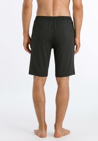 Grijze, knielange shorts van zachte stof, met een elastische tailleband. Geen zakken of zichtbare bevestigingselementen. Effen textuur.