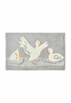 Grauer rechteckiger Teppich mit drei weißen Enten, zwei nach rechts blickend und eine mit erhobenen Flügeln, alle mit orangen Schnäbeln und Füßen.