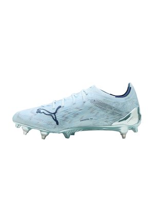 Chaussure de football Puma bleu clair avec lacets, crampons métalliques, empeigne texturée et détail métallique au talon, vue de profil sur fond blanc.
