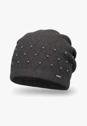 Donkergrijze gebreide beanie met een ruitpatroon, versierd met kleine grijze parels en een metalen logo-accent aan de zijkant.