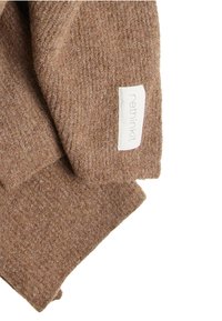 Brun strikket tørklæde lavet af blødt materiale, med et struktureret væv og et lille hvidt mærkat, der viser brandnavnet "rethinkit."