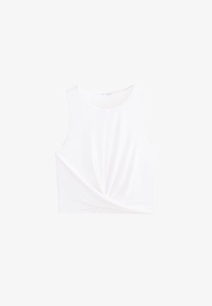 Bela brezrokavna majica s kratkim krojem, narejena iz mehkega materiala, z zasukanim sprednjim delom in gladko teksturo, ter okroglo ovratnikom.