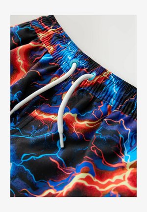 Badeshorts med et levende, abstrakt mønster i røde, blå og sorte farver. Elastisk taljebånd med hvid snøredetalje.