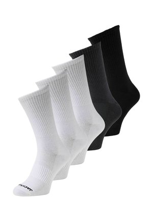 Cinq paires de chaussettes montantes côtelées, trois paires blanches à l'avant et deux paires noires à l'arrière, présentées debout.