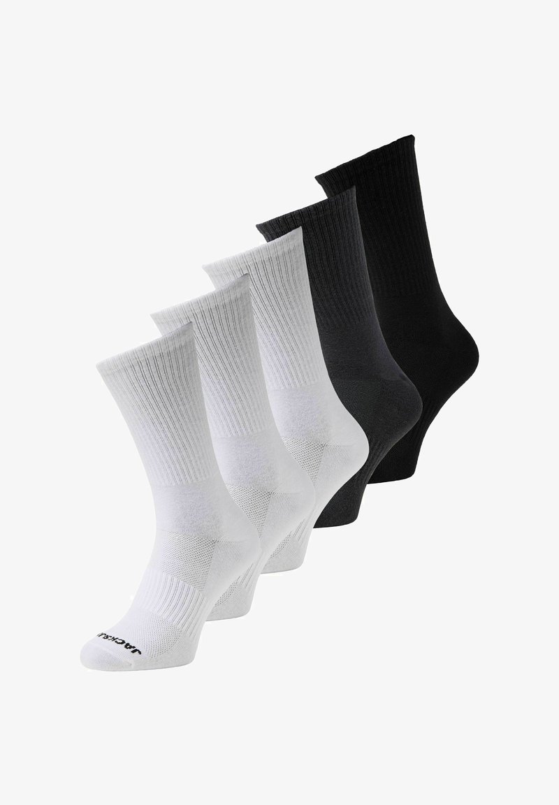 Cinq paires de chaussettes montantes côtelées, trois paires blanches à l'avant et deux paires noires à l'arrière, présentées debout.