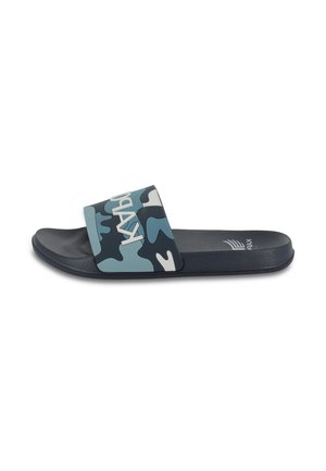 Tongs camouflées avec une sangle douce et texturée en bleu et blanc, dotées d'une semelle flexible bleu foncé. Convient pour un usage décontracté.