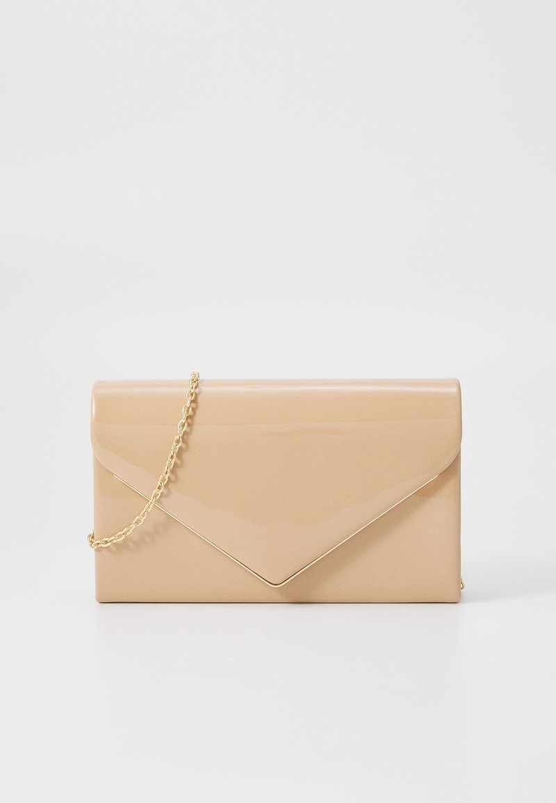 Pochette beige brillante de style enveloppe avec une chaîne dorée sur un fond blanc uni.