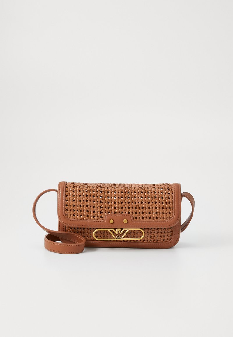 Borsa intrecciata marrone con base in pelle, hardware dorato e tracolla regolabile. Presenta una patta pieghevole e un dettagliato logo prominente.