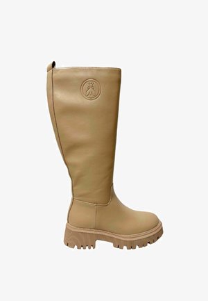 Stivali alti in similpelle beige con punta arrotondata, suola platform testurizzata e un accento logo circolare sulla parte esterna dello stivale.