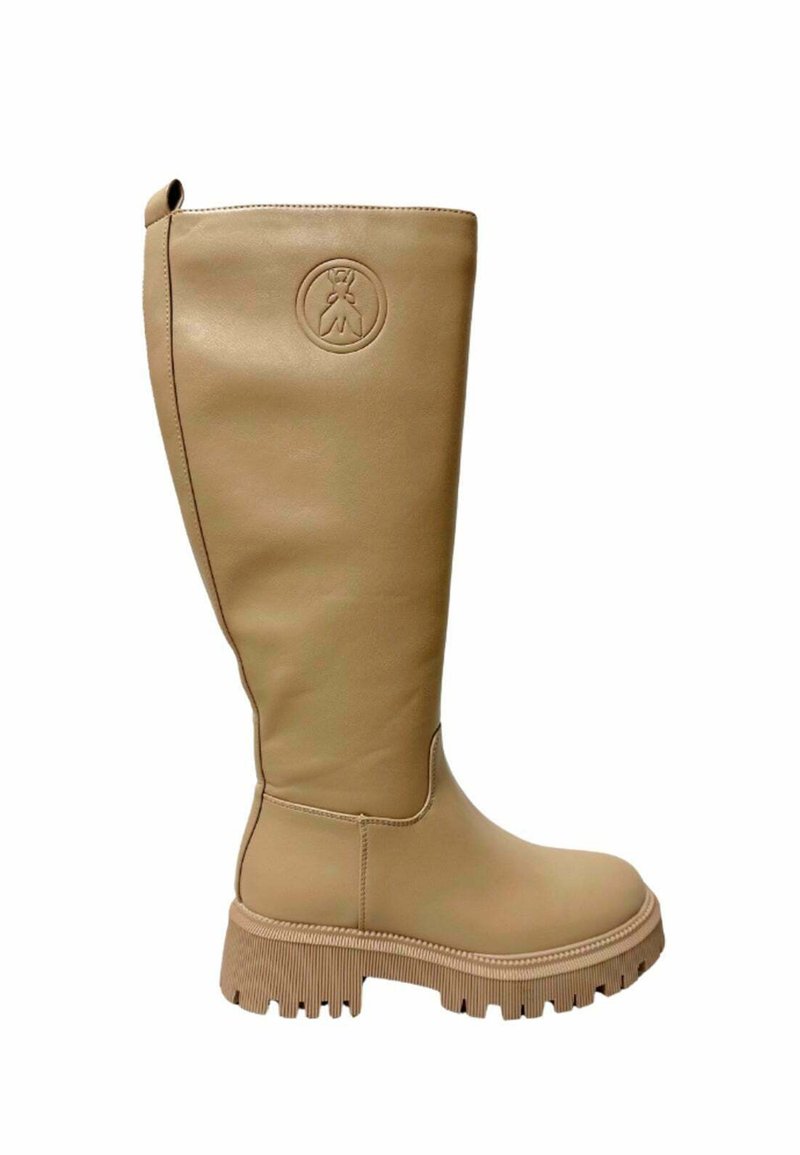 Stivali alti in similpelle beige con punta arrotondata, suola platform testurizzata e un accento logo circolare sulla parte esterna dello stivale.