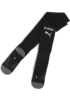 Schwarze Socken mit "ST. PAULI" in weißer Schrift, einem Puma-Logo und grauen Akzenten an den Zehen, mit gerippten Bündchen und strukturierten Sohlen.