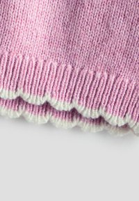 Strickpullover mit Saum in sanftem Pastellrosa und weißem Wellenrand. Verfügt über eine Rippstruktur und subtile Farbvariationen.