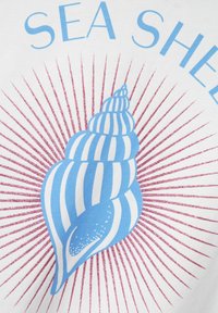 Witte stof met een blauw spiraal-schelpgrafiek met dikke strepen en stippen, omringd door stralende rode lijnen. Tekst leest "ZEE SCHELPE."