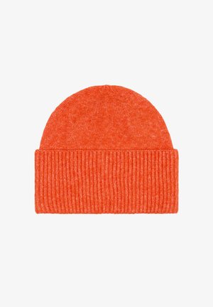 Helle orange Strickmütze mit geripptem Saum. Weiche Textur, zylindrische Form und nahtloser Oberteil. Geeignet für kaltes Wetter.