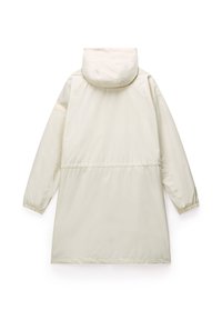 Impermeabile leggero con cappuccio in beige chiaro, dotato di polsini elasticizzati e vita regolabile tramite cordino, presenta una finitura in tessuto liscia e resistente all'acqua.