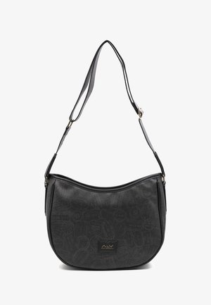 Bolso de hombro de cuero negro con correa ajustable, sutil patrón en relieve con tema de viajes y una pequeña placa de logo dorada en la parte delantera.