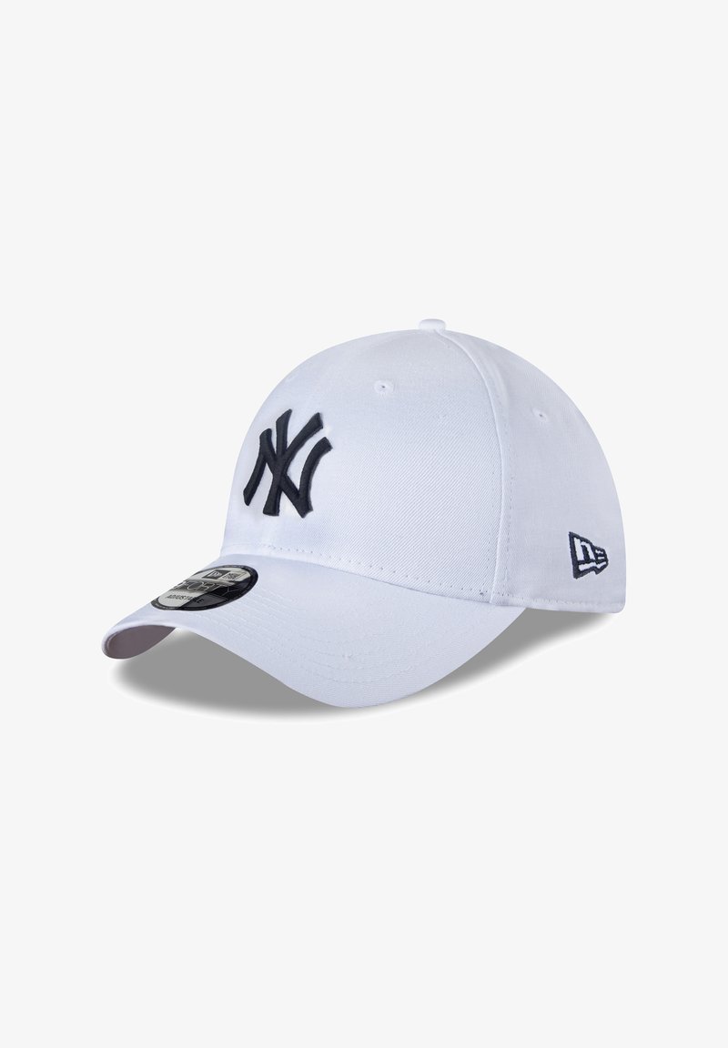 Weiße Baseballkappe mit schwarzem New York Yankees-Logo auf der Vorderseite und einem New Era-Logo an der Seite, abgebildet vor weißem Hintergrund.