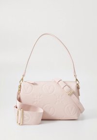 Růžová vyražená kabelka s květinovými a V-logo vzory, hladkou texturou, nastavitelným páskem a zlatými kovovými doplňky. Kompaktní design.