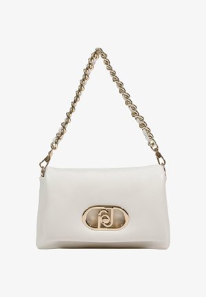Sac bandoulière en cuir blanc avec une bandoulière chaîne dorée, forme arrondie et un logo ovale proéminent sur le devant. Texture lisse.