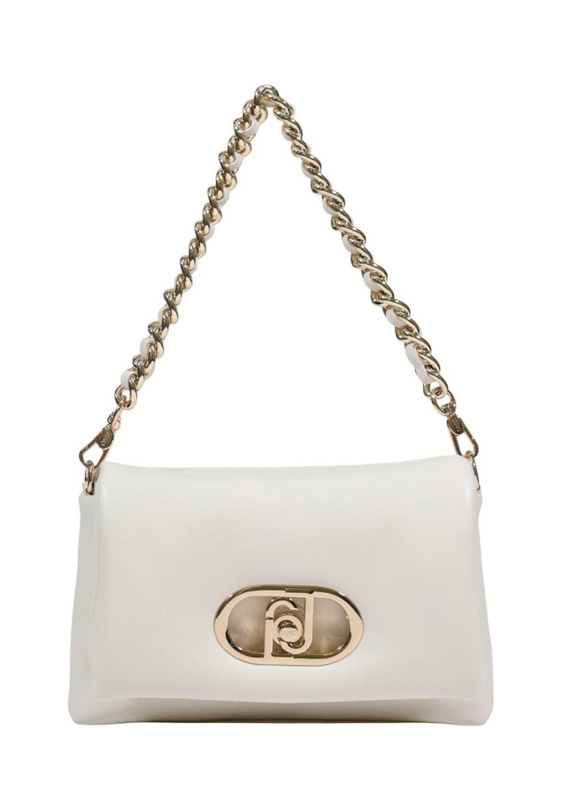 Bolso bandolera de cuero blanco con una correa de cadena dorada, forma redondeada y un detalle ovalado destacado con el logo en el frontal. Textura suave.