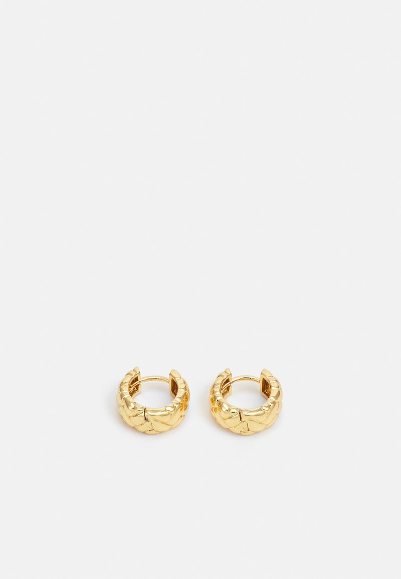 Boucles d'oreilles créoles en or avec un design texturé et tressé. Forme circulaire, finition brillante, et mécanisme de fermeture ouvert pour un port facile.