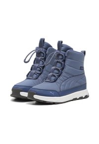Botas impermeables azules con parte superior acolchada, cierre de cordones y suela texturizada. Suela de goma gruesa para durabilidad y agarre.