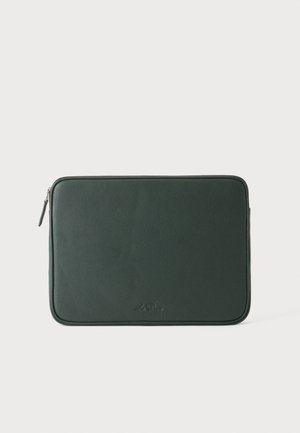Housse d’ordinateur portable rectangulaire en cuir vert foncé avec coins arrondis et fermeture éclair sur le côté gauche.