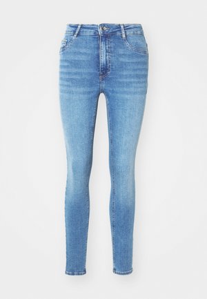 Smal jeans i ljusblå denim med fem fickor, bältesloopar och en framficka med dragkedja och knappstängning; slät textur och blekt mönster.