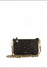 Fekete bőr kézitáska arany szegecsekkel, lánc pánttal és cipzáras záródással. Kiemelten látható márkajelzés.