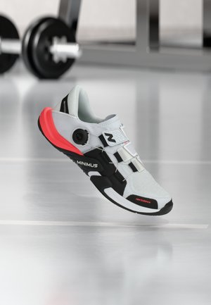 Hellgraue Sportschuh mit schwarzen und pinken Akzenten, Obermaterial aus Mesh und BOA-Schnürsystem. Verfügt über die "MINIMUS"-Markierung an der Seite.