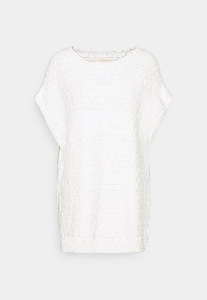 Vit stickad oversized tröja med ett texturerat mönster, rundad halsringning och ribbad nederkant. Kortsleevar och sidofickor förbättrar andningsförmågan.