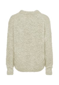 Puszysty, jasnobeżowy sweter z długim rękawem, zaokrąglonym dekoltem i miękką fakturą. Widok z tyłu pokazuje lekko zaokrąglony dół i brak dodatkowych detali.