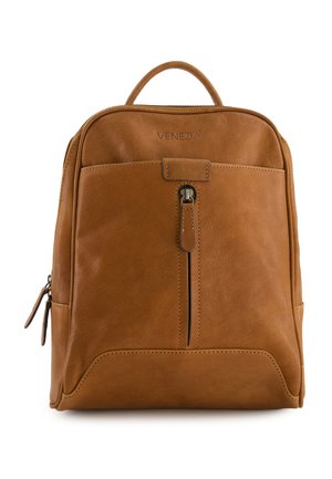 Sac à dos en cuir tan avec une poche zippée à l'avant, des accents cousus et une poigné supérieure. Texture lisse avec un design minimaliste.