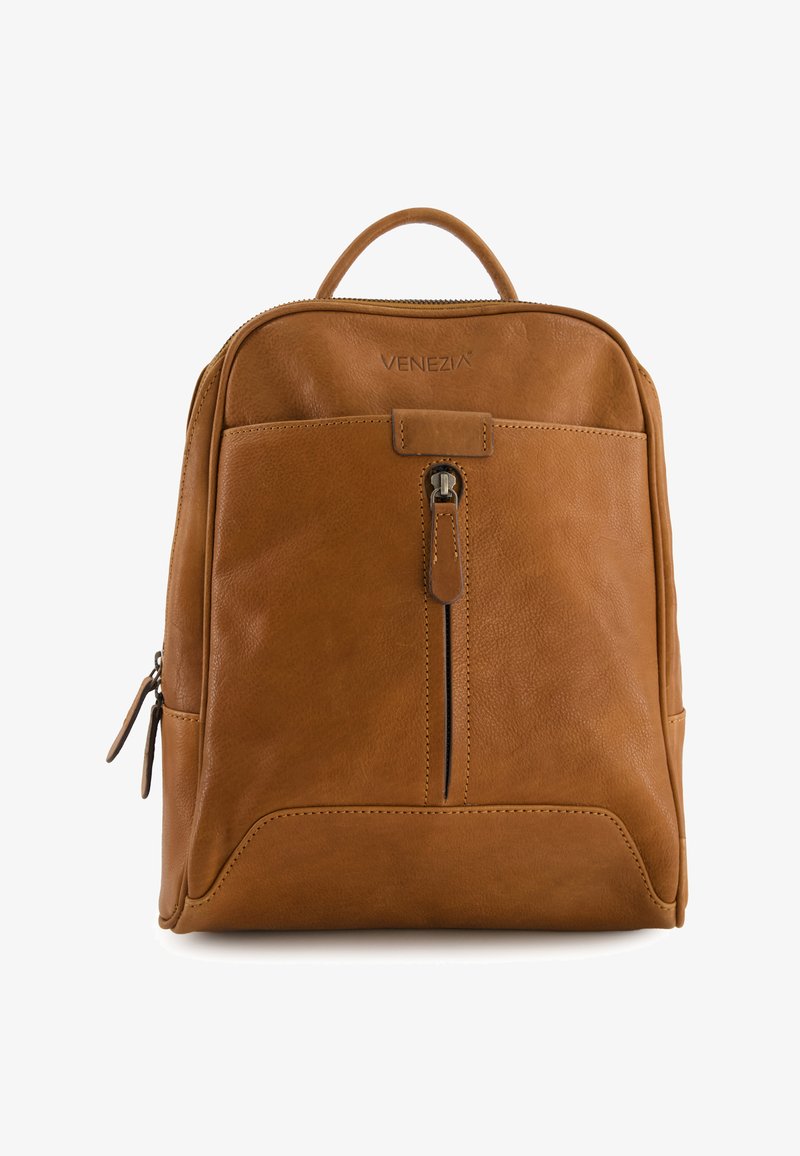 Tanfarbener Leder-Rucksack mit einer vorderen Reißverschlusstasche, abgesteppten Akzenten und einem oberen Tragegriff. Glatte Textur mit minimalistischer Gestaltung.