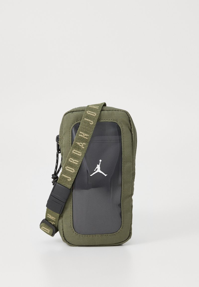 Olivno zeleni platneni žep z prozornim sprednjim delom, črnimi detajli in vzorčastim trakem z napisom "JORDAN".