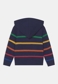 Sudadera de marina con rayas horizontales en verde, amarillo, naranja, rojo y azul. Incluye un bolsillo tipo canguro y capucha con cordones.