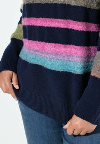 Maglione lavorato a maglia con ampie righe orizzontali in blu navy, rosa, verde e acquamarina. Texture morbida con polsini e orlo a coste, caratterizzato da una vestibilità comoda.