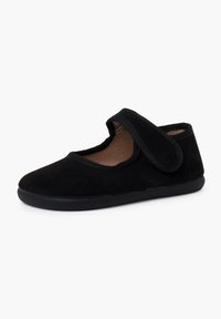 Zapatilla de ante negra con correas de Velcro ajustables, puntera redondeada, interior suave y suela de goma texturizada para mayor agarre.