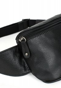 Czarna skórzana nerka z textured powierzchnią, zamkiem błyskawicznym i trwałym, regulowanym paskiem zapewniającym bezpieczne noszenie.