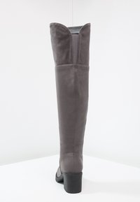 Graue Over-the-Knee-Stiefel aus weichem Wildleder mit runder Zehenform, strukturiertem Blockabsatz und Schlitz hinten für zusätzlichen Komfort.