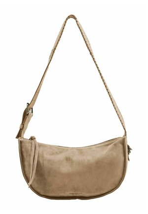 Beige Wildleder-Umhängetasche in Halbmondform mit verstellbarem Riemen und Reißverschluss.