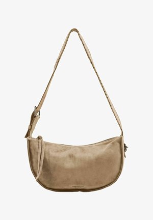 Beige Wildleder-Umhängetasche in Halbmondform mit verstellbarem Riemen und Reißverschluss.