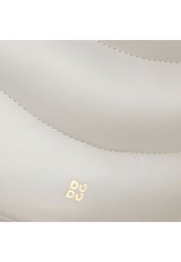 Hellgraues Leder mit einer strukturierten Oberfläche, versehen mit geschwungenen Nählinien und einem dezenten goldfarbenen, geprägten Logodetail.